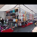 Auf dem Markt wird u. a. Kleidung verkauft